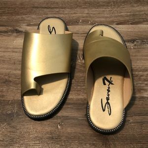 Gold Sandals Size8✨